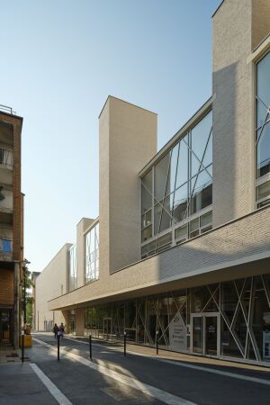 Umgebautes Kulturzentrum von Jean-Pierre Lott Architectes