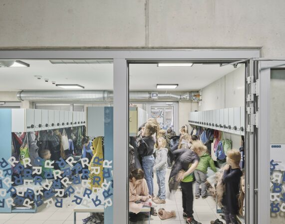 Volks- und Mittelschule in Wien von Franz&Sue