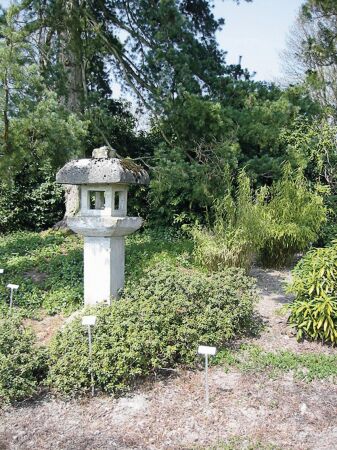 Der japanische Garten in Oeschberg in einer seltenen Farbaufnahme.
