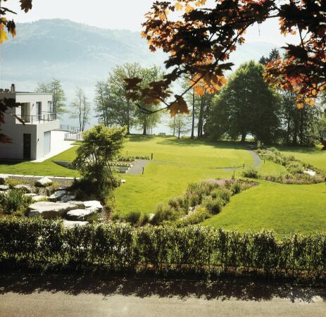 Ein mäandernder Bach prägt den Grünraum im Garten Vasella von Adolf Zürcher in Risch