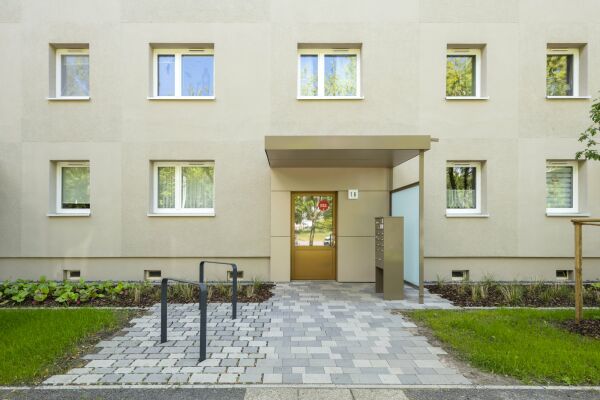 Auf der Nordseite bekam der Plattenbau Ludwig eine neue Dmmung und einen Putzauftrag im Plattenmuster.