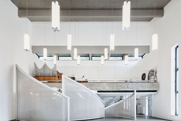 Friedenskirche Bochum von Arns, Buderus und Rupprecht, 19671969 erbaut. 2013/14 Umbau zum Stadtteilzentrum Q1 mit Cafeteria, Jugendbereich, Bros und Veranstaltungssaal. Zusammenarbeit mit benachbartem Familienzentrum und Kita; ein sakraler Raum wurde als Friedenskapelle gestaltet.