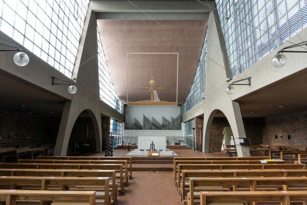 Heilig-Geist-Kirche Essen: Das Bauwerk befindet sich derzeit mitten im Transformationsprozess. Ein Investor plant hier einen Kunstort entstehen zu lassen und will dabei lokale Kultureinrichtungen und Hochschulen einbeziehen.