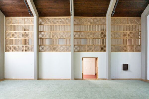 Dreifaltigkeitskirche Kln von Georg Rasch, 19611963 erbaut, ehemals Kirche der evangelischen Gemeinde Bickendorf. 20192022 nach Plnen von Paul Bhm in ein Aikido-Dojo umgebaut, bleibt aber weiterhin ein offener Ort der Ruhe fr Besucher*innen.