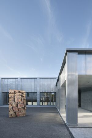 Das Kunst-am-Bau-Projekt „einsinken“ stammt von Katja Schenker und zeigt die Arealbebauung mittels einer Kupferskulptur.