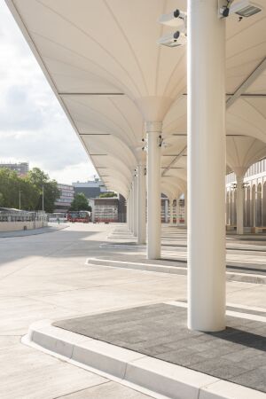 Busterminal, Hotel und Parkhaus von Knerer Lang Architekten mit Atelier . Schmelzer . Weber