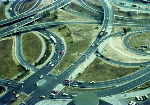 Autobahnverkehrsknoten am Funkturm kurz vor der Fertigstellung, 1971