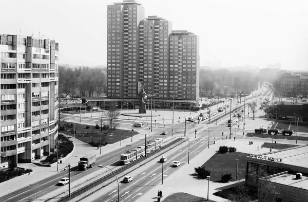 Sechs Fahrspuren, aber wenige Autos: der ehemalige Leninplatz 1980, heute Platz der Vereinten Nationen.