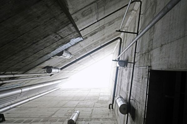 Reservoir, Parkhaus mit dreieckigem Versorgungsschacht, Dreispitz-Areal Basel