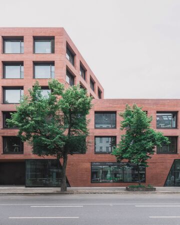 Whrend sich das Erdgeschoss zur viel befahrenen Hermannstrae hin ffnet, sind die fnf Ebenen darber Mietern und registrierten Gsten vorbehalten.