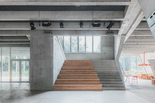 Die Sitzstufentreppe aus Douglasienholzbohlen markiert das Herzstck des Forums und dient gleichermaen als Podium und Tribne.