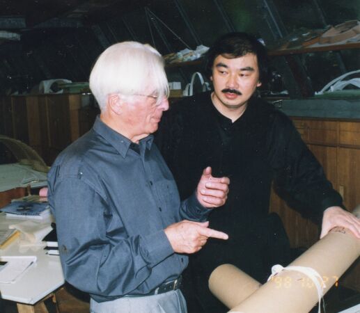 Shigeru Ban mit Frei Otto in seinem Bro bei Stuttgart, 1998. Frei Otto wurde 2006 mit dem Praemium Imperiale geehrt.