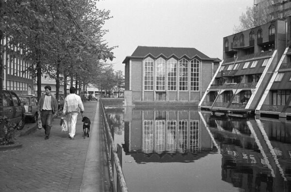 Aufnahme von 1988, rechts schon die fantastischen Wohnungsbauten an der Noordmolenwerf, gebaut 1975-1981 nach Entwürfen von Jan Hoogstad