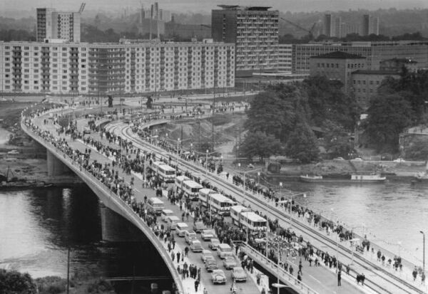 Eröffnung der Carolabrücke am 4. Juli 1971 (Blick zur Altstadt). Foto: Ulrich Haessler, Wikimedia, CC-BY-SA 3.0