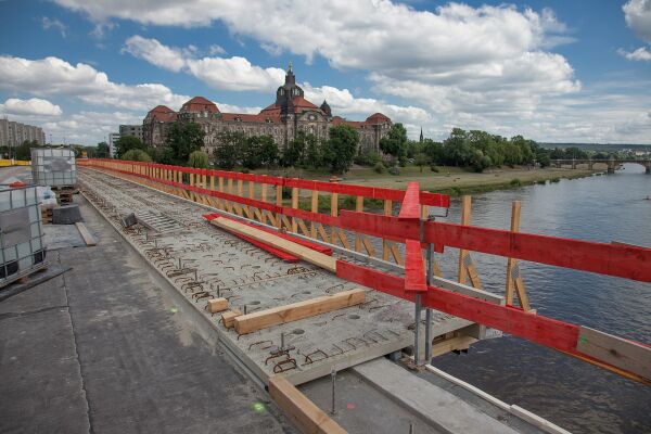 Instandsetzungsmaßnahmen der Carolabrücke im Juni 2020. Zur Verbreiterung der Fußgänger- bzw. Radwege kommen Fertigteile aus Carbonbeton zum Einsatz.  Foto: SG-IMBTUDD, Wikimedia, CC BY-SA 4.0