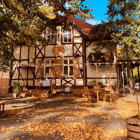 Beim Marktplatz Waldschnke in Stahnsdorf wurde ein ehemaliges Gasthaus in einen soziokulturellen Ort transformiert.