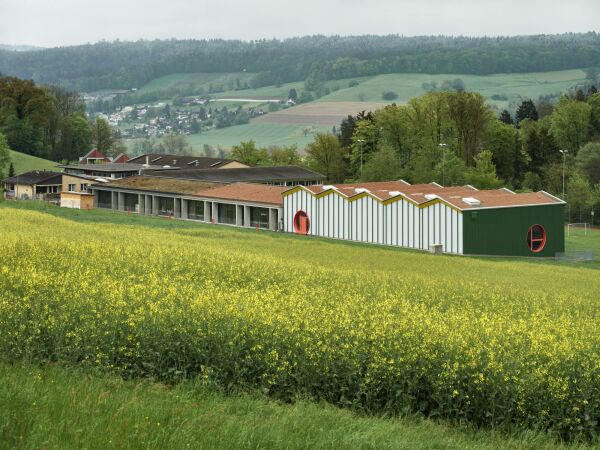 Ergänzter Schultrakt und Turnhalle