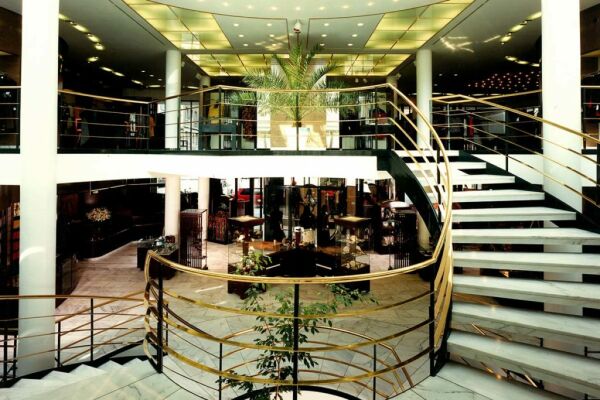 Um die Rundtreppe organisieren sich fnf Split-Level, Foto von 1989