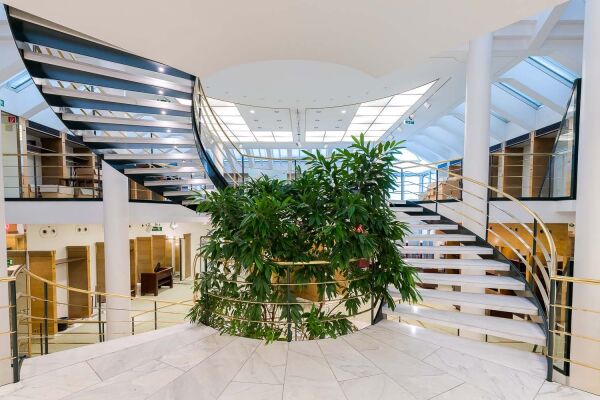 Die zentrale Treppe kurz vor dem Umbau, 2020