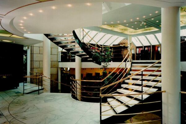 Die zentrale Rundtreppe mit Messinggelndern, 1989