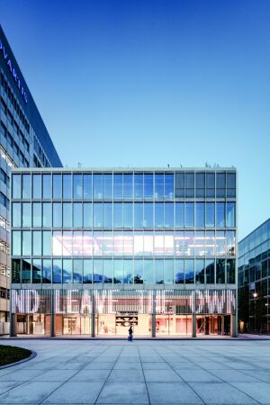 Fr ihr Projekt am Bau der Fabrikstrae 6 stellte die Knstlerin Jenny Holzer ber 1.000 Redewendungen zusammen.