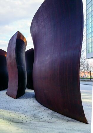 Das Kunstwerk von Richard Serra tr�gt den Namen �Dirk�s Pod� und ist dem 2004 verstorbenen Fotografen Dirk Reinartz gewidmet. Es steht am n�rdlichen Abschluss der Fabrikstra�e.