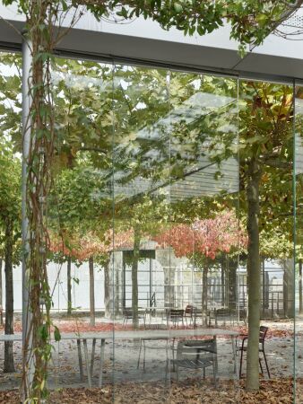 Die zwei Hektar groe Anlage The Square umfasst eine unterirdische Fahrradgarage, geplant von Marco Serra, und einen Park nach Plnen von Good Form Studio (Columbus, Ohio).