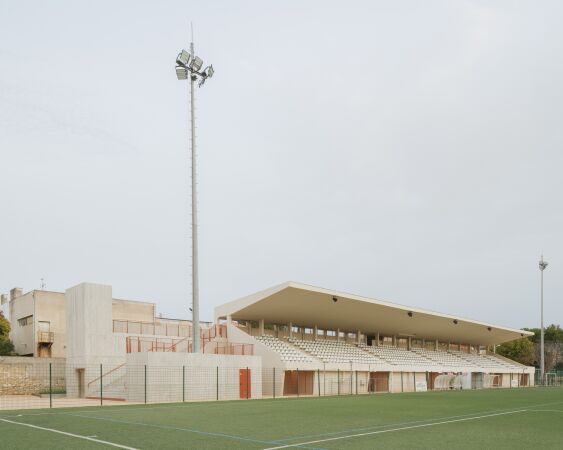 Tribünenanlage von Atelier Pirollet und Baito Architectes in La Ciotat