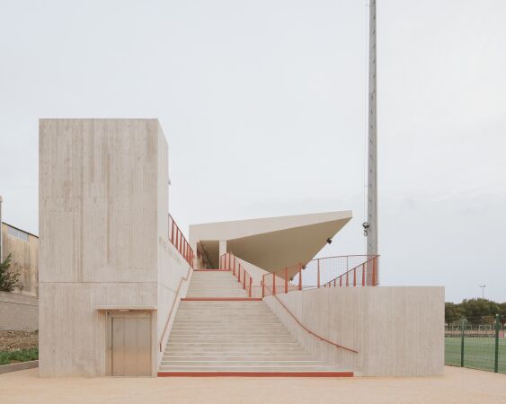 Tribünenanlage von Atelier Pirollet und Baito Architectes in La Ciotat