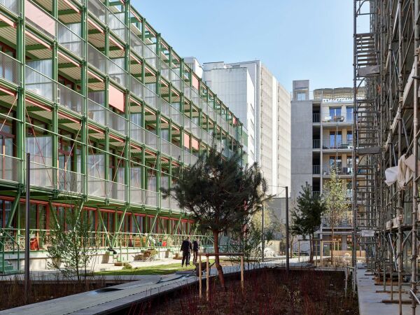 Umnutzung eines Weinlagers in Basel-Lysbüchel von Esch Sintzel Architekten