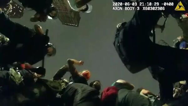 Verstöße gegen Rechte wie Rede-, Presse- und Versammlungsfreiheit wurden durch Aufnahmen von Demonstrant*innen, Körperkameras, Luftüberwachung und CCTV festgehalten.