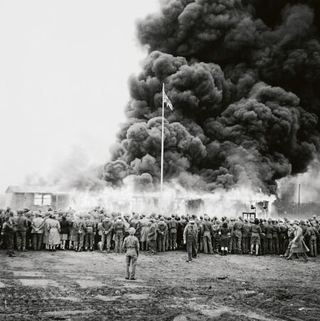 Die Verbrennung der letzten Baracke des Konzentrationslagers Bergen-Belsen, Deutschland, 1945