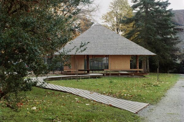 Auszeichnung Region West: Umbrella Pavilion in Freiburg, charly jolliet architecte, Holzbauingenieure: Jordan Construction Bois (Cerniat)