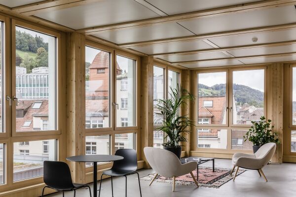 Auszeichnung Region Ost: Hauptsitz Medisuisse in St.Gallen, Studio Gugger, Bauingenieure: MWV Ingenieure (Baden), Holzbau: Erne (Laufenburg), Schreinerei: V. Burger (St. Gallen)