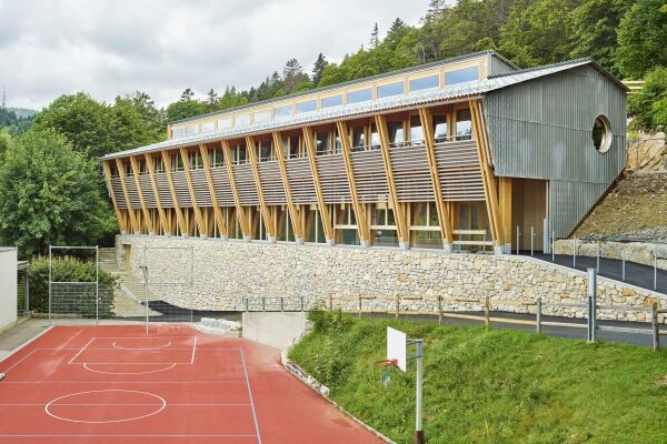 Auszeichnung Region West: Internat und Turnhalle in Saint-Cergue, Bunq architectes SA, Holzbauingenieure: JPF-Ducret (Bulle), Schreinerei: Menuiserie Mayland (Sainte-Croix)