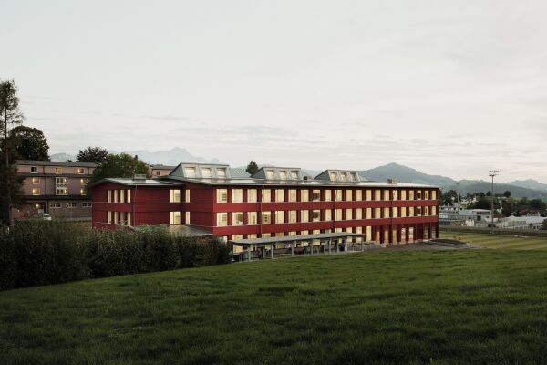 Auszeichnung Region Ost: Sekundarschule Landhaus in Teufen, raumfindung architekten mit rsp bauleitung (Herisau), Holzbauingenieure: Pirmin Jung Schweiz (Sargans), Holzbau: Kaufmann Oberholzer (Sch�nenberg), Schreinerei: R�thlisberger (Sch�pbach), Rothmund (Lustm�hle)