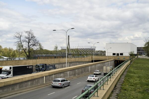 Die Neugestaltung der Ufer wurde mglich, nachdem die enorm breite und dicht befahrene Strae entlang des Wassers in einen Tunnel verlegt worden war.
