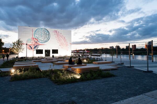 Die temporre Kunsthalle war 2016 nach Warschau gebracht und dort am neu gestalteten Ufer der Weichsel wieder aufgebaut worden.