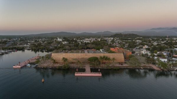 F�hrhafen und Park in Mexiko von Colectivo C733