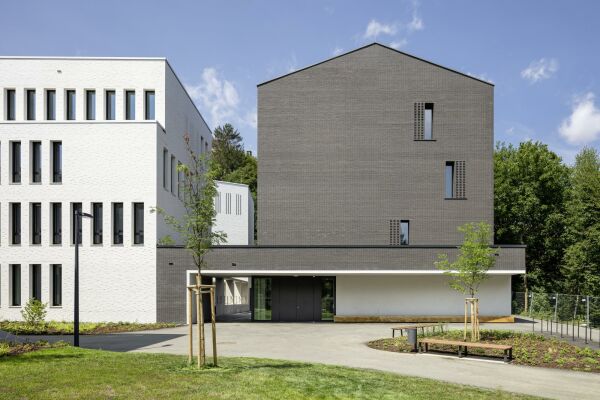 Dokumentationszentrum (links) und Seminargebäude (rechts)