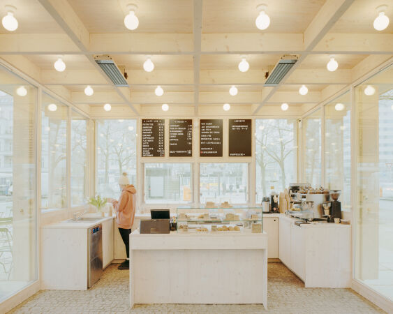 Ein 1. Preis: Caf� Leo in Berlin-Wedding von sophie & hans, 2023