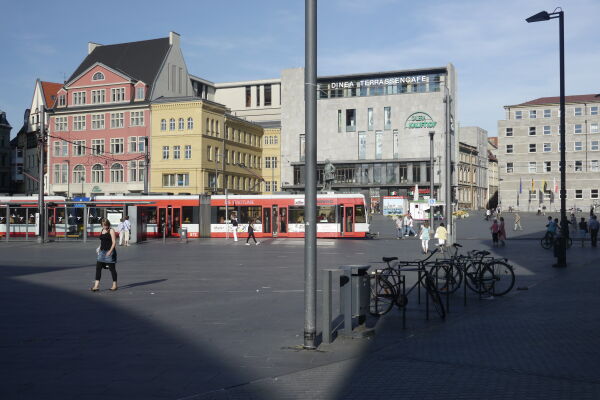 Marktplatz von Halle (Saale) mit ehemaligem Galeria Kaufhof. Foto: Paul Muster, CC-BY-3.0, via Wikimedia Commons