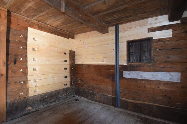 Reparaturen an einer Blockbau-Auenwand