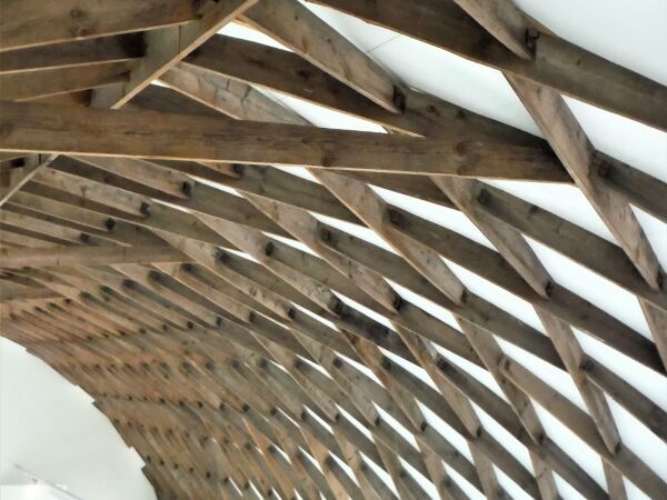 Zollingerbauweise aus rautenfrmig gesetzten Brettabschnitten in der Zollingerhalle des Freilichtmuseums Glentleiten