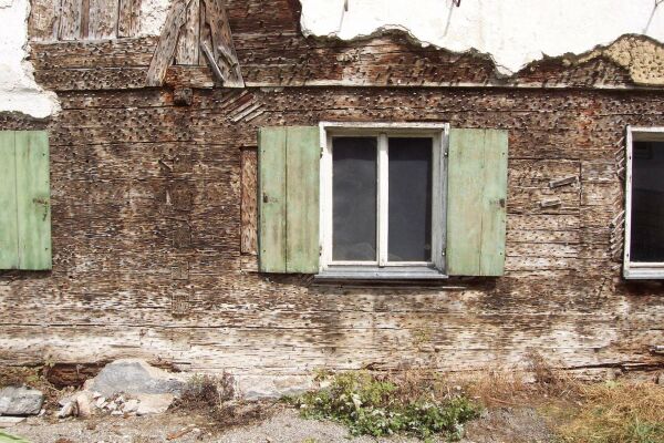 Mehrfach berarbeitete und vergrerte Fenster als Strung in einer Blockkonstruktion