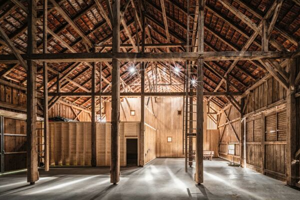 Anerkennung: Haus in der Scheune in Dorf an der Pram von Wolf Architektur