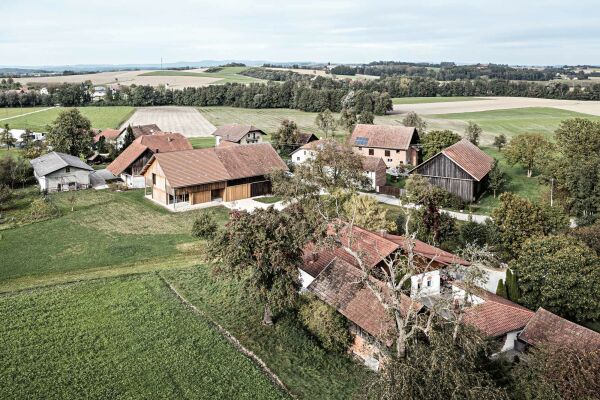 Anerkennung: �Haus in der Scheune� in Dorf an der Pram von Wolf Architektur