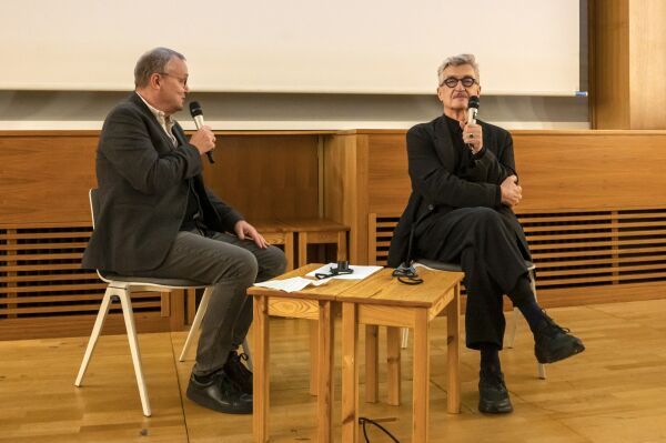 Filmkritiker Knut Elstermann im Gespräch mit Wim Wenders am Abend der Preisverleihung