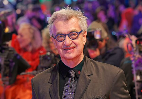Wim Wenders auf der Biennale 2024. Foto: Elena Ternovaja, CC BY-SA 3.0, via Wikimedia Commons. Bearbeitet von Tim Gebhardt mit KI.