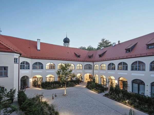 Anerkennung: Qualitten erhalten  Generalinstandsetzung Schloss Geltolfing in Aiterhofen von stephankoch architekten andreas schmller architekt (heute: as plus Schmller); Auftraggeber privat
